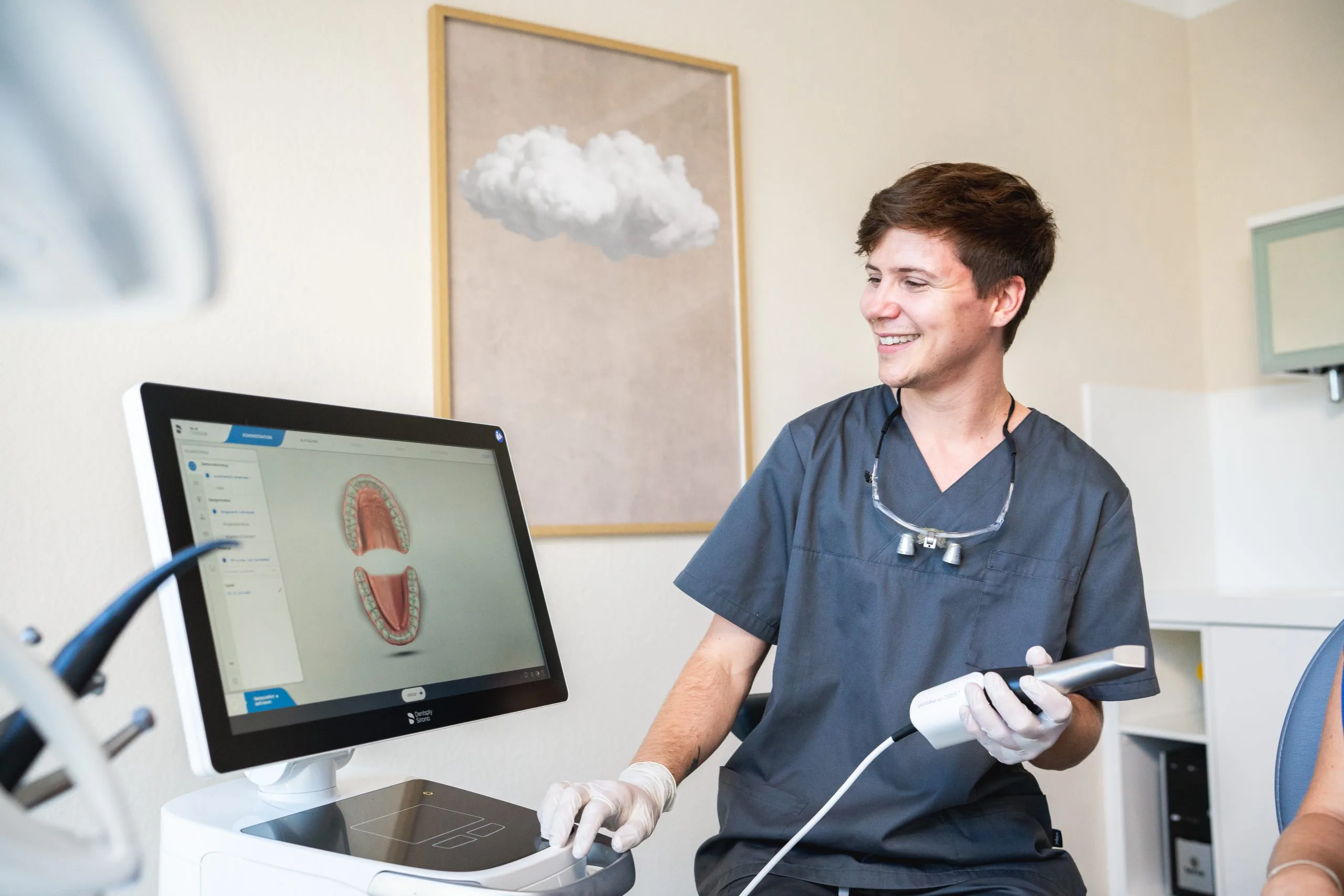 Zahnarzt arbeitet mit digitalem Scanner und Bildschirm zur genauen Analyse der Zähne in einer modernen Zahnarztpraxis