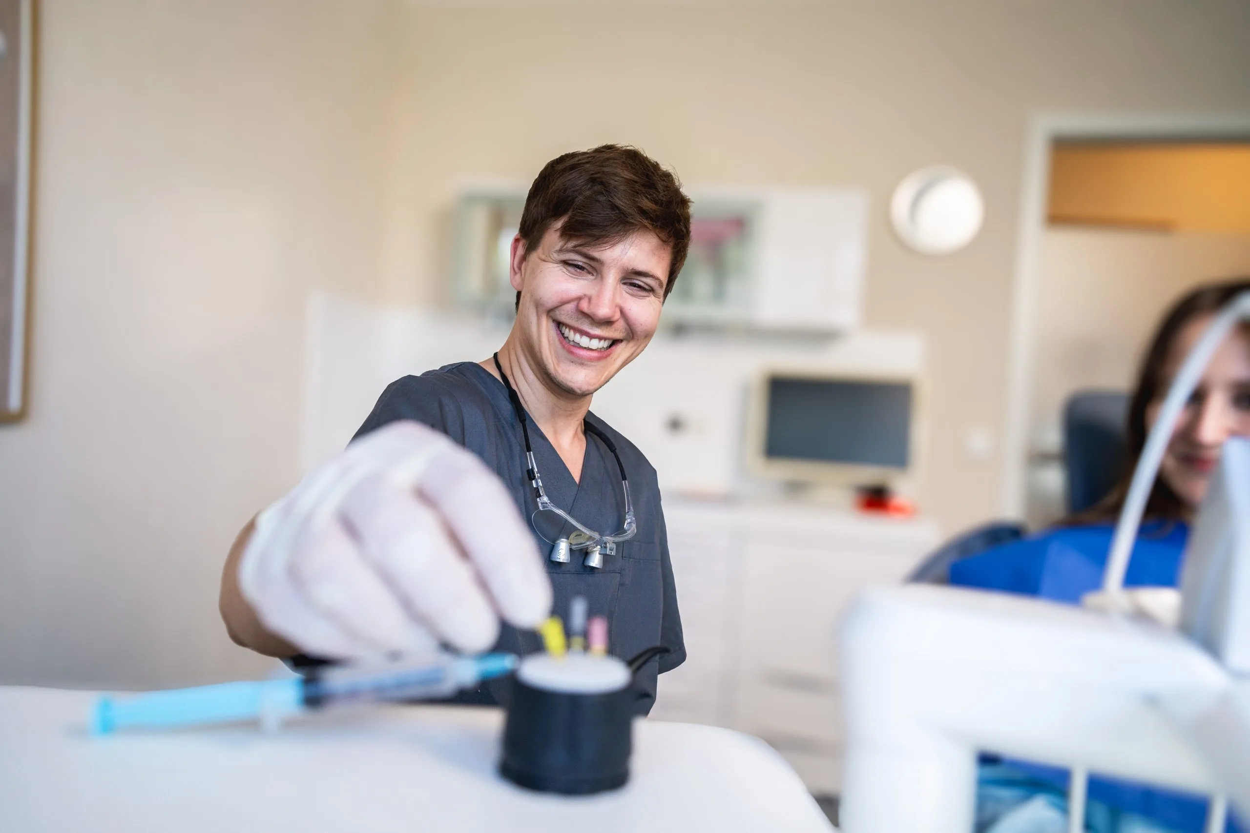 Zahnarzt bereitet die Implantatbehandlung für eine Patientin aus Groß-Gerau in der Praxis Zahnärzte im Rod vor